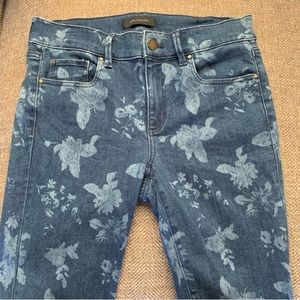 Excellent Preowned Condition Ann Taylor The Skinny Cropped Jeans Size 2.